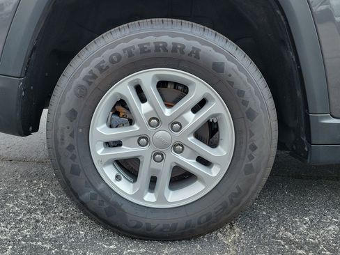Used 2024 Jeep Grand Cherokee Laredo RWD image 10