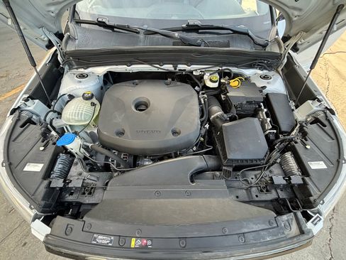 Used 2021 Volvo XC40 T5 R-Design image 9