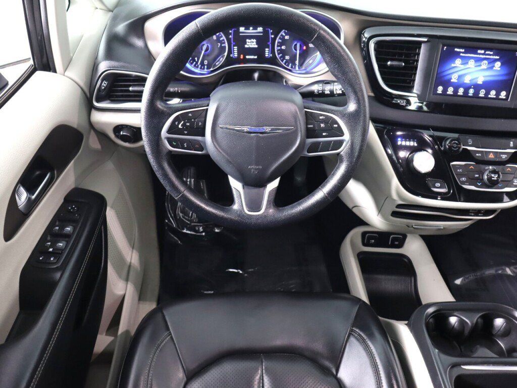 Used 2020 Chrysler Voyager Lxi FWD image 28
