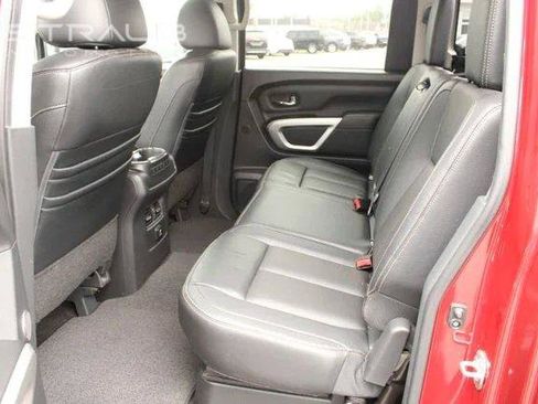 Used 2018 Nissan Titan SL AWD/4WD image 17