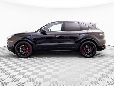 Certified 2025 Porsche Cayenne Turbo AWD/4WD image 2