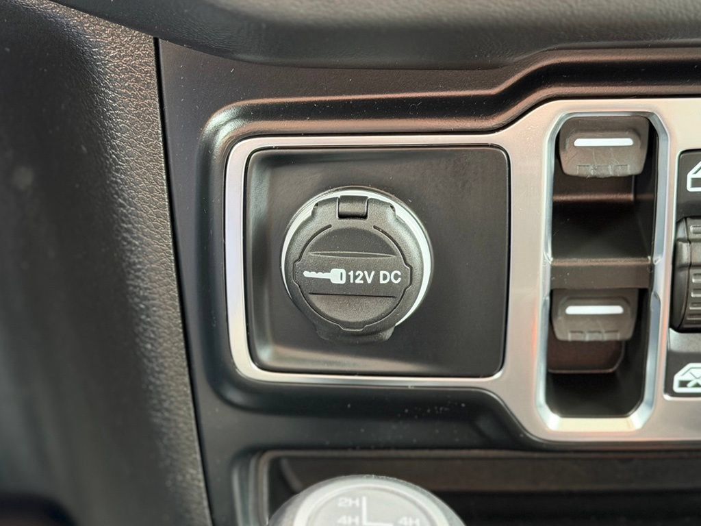 Used 2024 Jeep Wrangler Unlimited Sahara AWD/4WD image 18