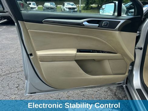 Used 2014 Ford Fusion SE w/ Equipment Group 202A FWD image 14