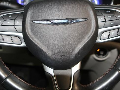 Used 2018 Chrysler Pacifica Touring-L Plus w/ Advanced Safetytec Group FWD image 16