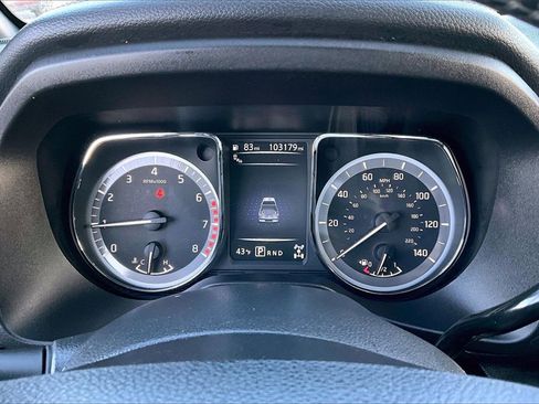 Used 2018 Nissan Titan SV image 14