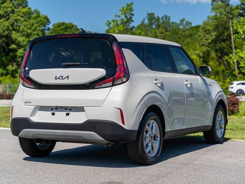 Used 2025 Kia Soul LX w/ LX Technology Package FWD image 7