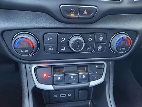 Used 2023 GMC Terrain SLE w/ Driver Convenience Package image 31