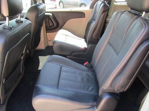 Used 2014 Chrysler Town & Country Touring FWD image 19