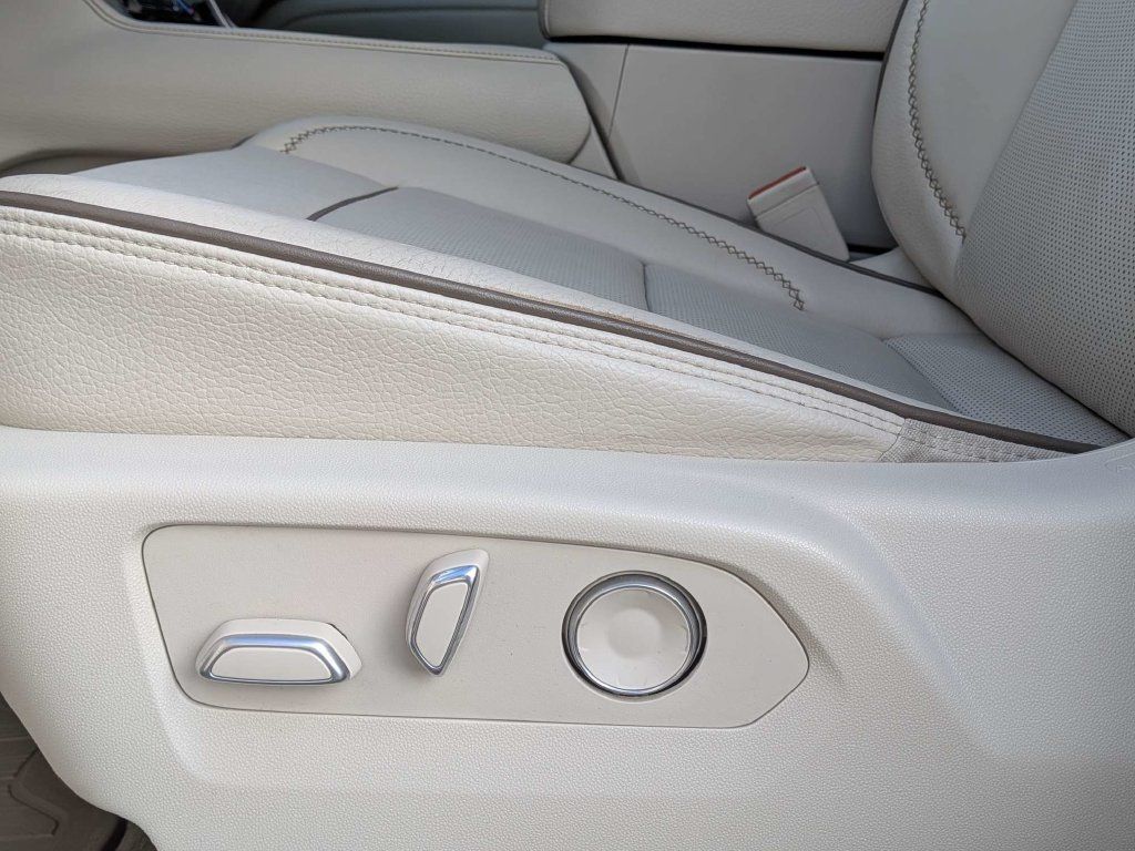 Used 2021 GMC Yukon Denali w/ Denali Ultimate Package AWD/4WD image 21
