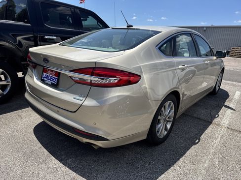 Used 2017 Ford Fusion SE w/ Fusion SE Technology Package FWD image 2