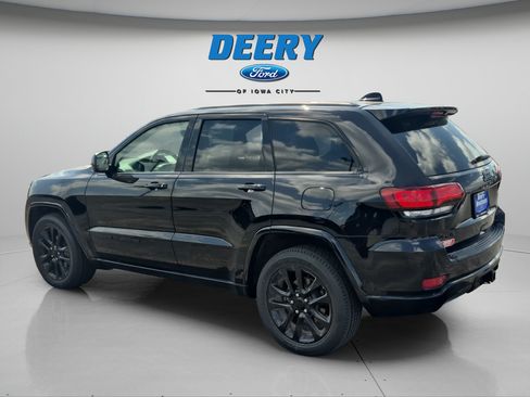 Used 2017 Jeep Grand Cherokee Altitude AWD/4WD image 3
