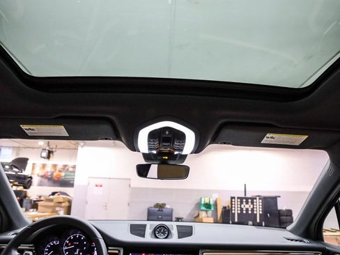 Certified 2025 Porsche Macan image 23