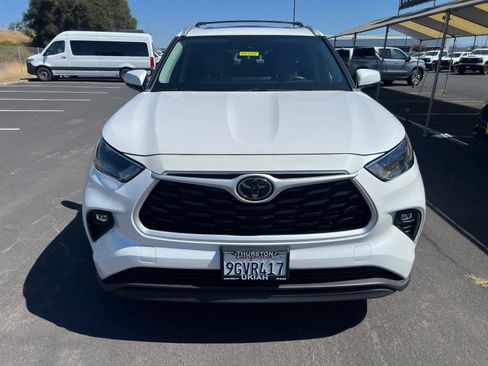 Used 2023 Toyota Highlander XLE FWD image 4