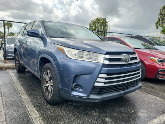 Used 2018 Toyota Highlander LE FWD image 2