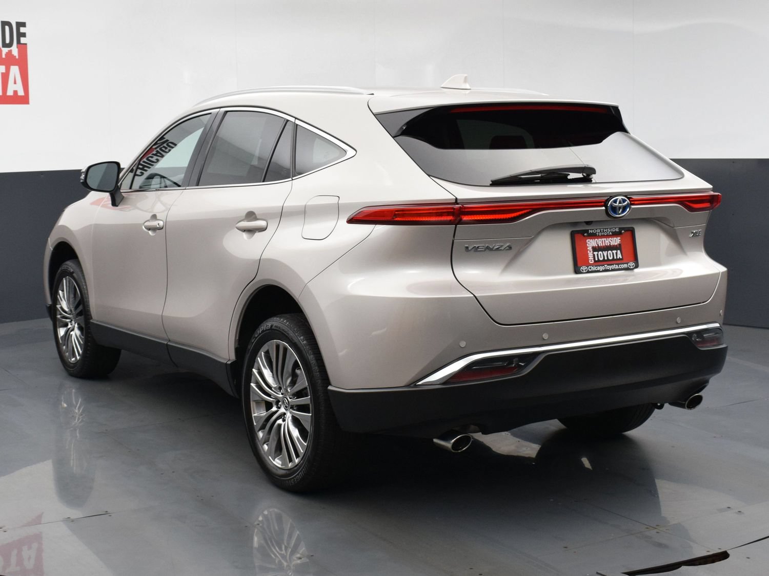 Used 2023 Toyota Venza XLE AWD/4WD image 3