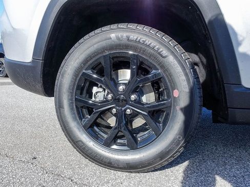 New 2025 Jeep Grand Cherokee Altitude image 16