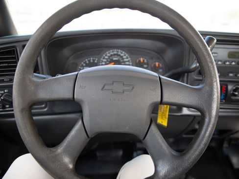 Used 2003 Chevrolet Silverado 2500 W/T w/ Snow Plow Prep Package AWD/4WD image 11
