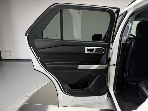 Used 2022 Ford Explorer XLT w/ Equipment Group 202A RWD image 18