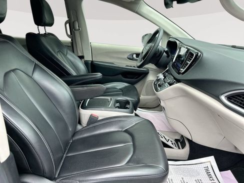 Used 2023 Chrysler Pacifica Touring-L FWD image 27