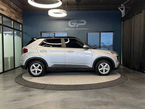 Used 2021 Hyundai Venue SE FWD image 2