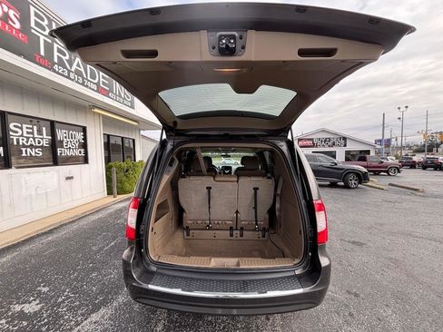 Used 2015 Chrysler Town & Country Touring image 27