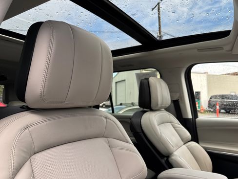 Certified 2025 Lincoln Navigator Reserve image 18