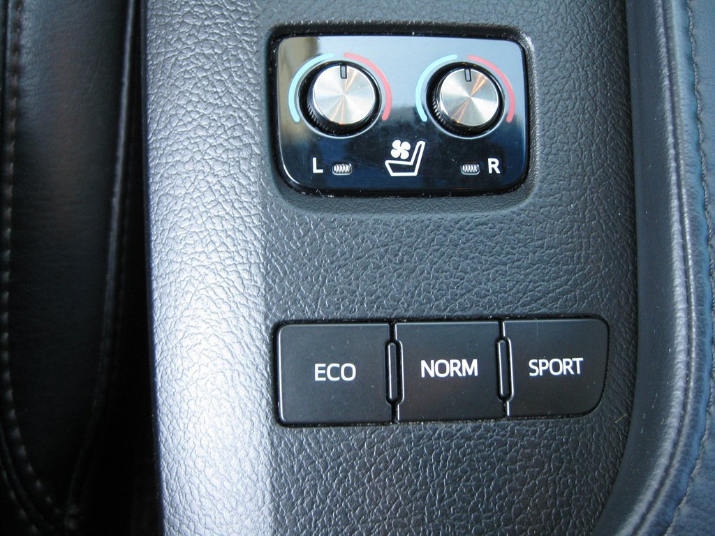 Used 2013 Toyota Avalon Limited FWD image 25