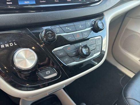 Used 2024 Chrysler Pacifica Touring-L FWD image 23