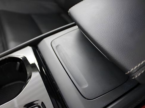 Certified 2025 Volvo XC40 B5 Ultra AWD/4WD image 41