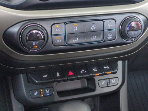 Used 2022 GMC Canyon Denali w/ Denali Black Edition Package AWD/4WD image 30