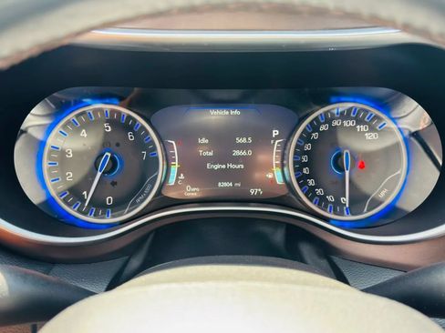 Used 2018 Chrysler Pacifica Touring-L Plus FWD image 17