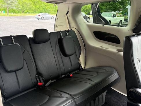 Used 2019 Chrysler Pacifica Touring-L FWD image 12