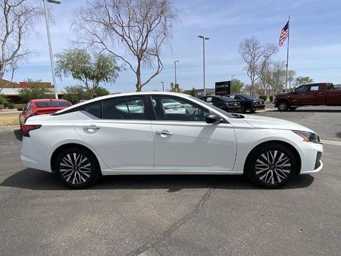 Used 2025 Nissan Altima 2.5 SV FWD image 2