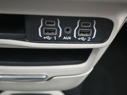 Used 2023 Chrysler Pacifica Touring-L image 21