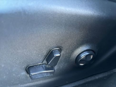 Used 2019 Jeep Cherokee Limited image 18