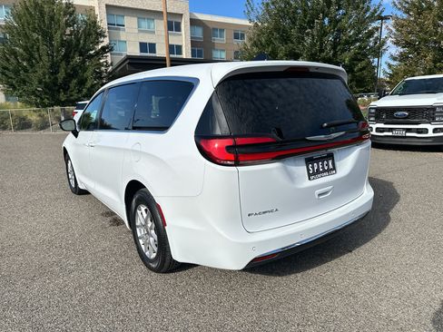Used 2025 Chrysler Pacifica Select FWD image 3