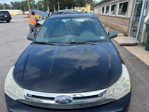 Used 2010 Ford Focus SE FWD image 2