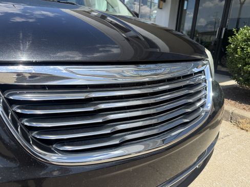 Used 2012 Chrysler Town & Country Touring w/ Entertainment Group #1 FWD image 20