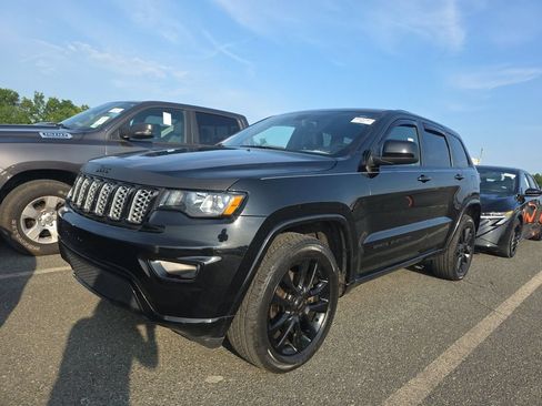 Used 2018 Jeep Grand Cherokee Altitude AWD/4WD image 2