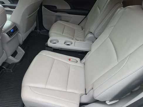 Used 2019 Toyota Highlander Limited Platinum AWD/4WD image 16