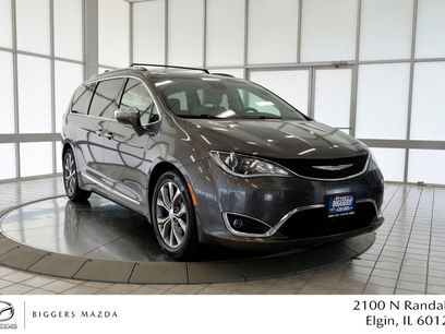Used 2018 Chrysler Pacifica Limited w/ Tire & Wheel Group
