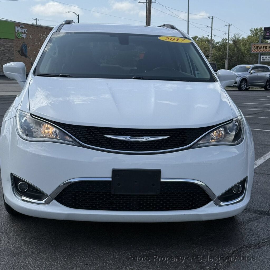 Used 2017 Chrysler Pacifica Touring-L Plus FWD image 3