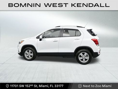 Used 2022 Chevrolet Trax LT w/ LT Convenience Package image 2