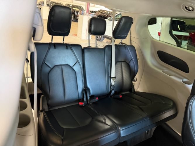 Used 2024 Chrysler Pacifica Touring-L FWD image 29