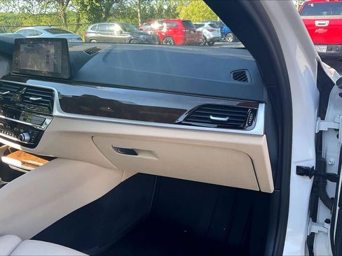 Used 2020 BMW 530i w/ Lighting Package RWD image 18