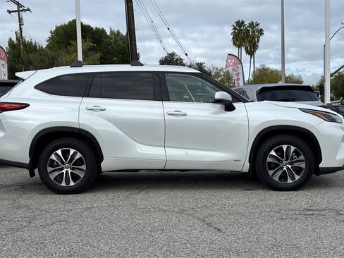 Used 2022 Toyota Highlander XLE image 2