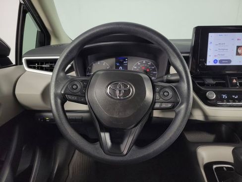 Used 2025 Toyota Corolla LE image 29