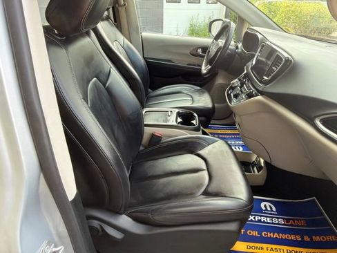 Certified 2023 Chrysler Pacifica Touring-L FWD image 11