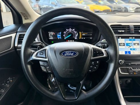 Used 2018 Ford Fusion SE w/ Fusion SE Technology Package FWD image 25