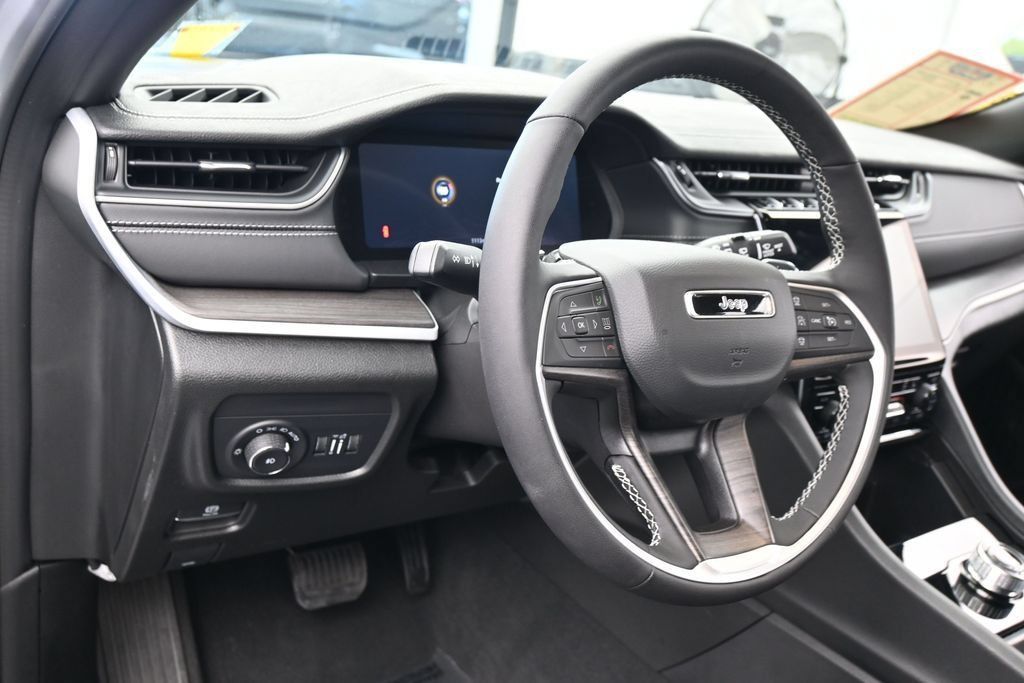 Used 2025 Jeep Grand Cherokee L Limited RWD image 16